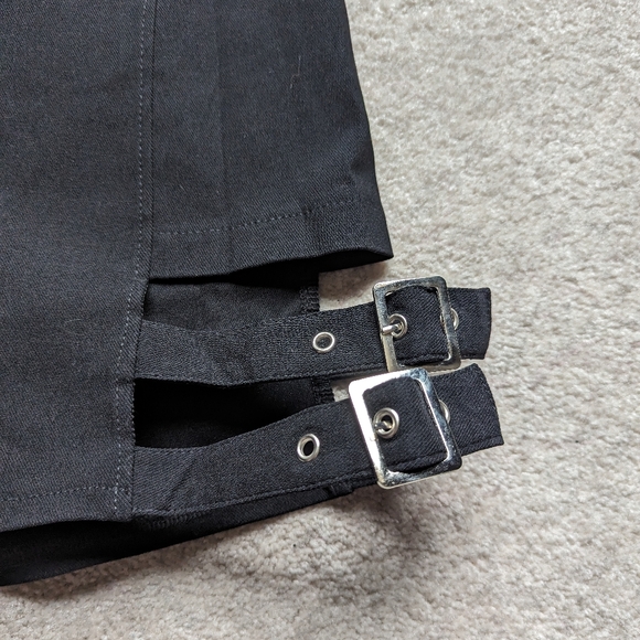 Black shorts with adjustable leg straps - Picture 2 of 6